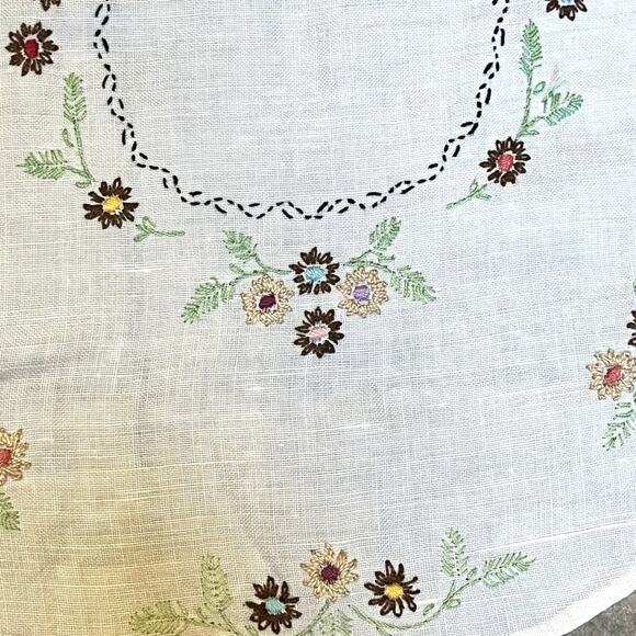Vintage Hand Embroidered Table Runner Dresser Scarf Floral Scalloped Ends Decor - Picture 7 of 7